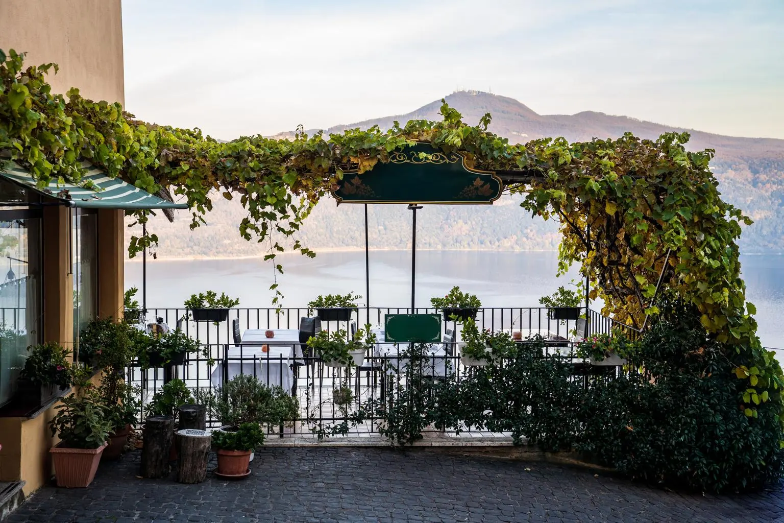 Le Fratte Ignoranti restaurant Castel Gandolfo lake view lunch